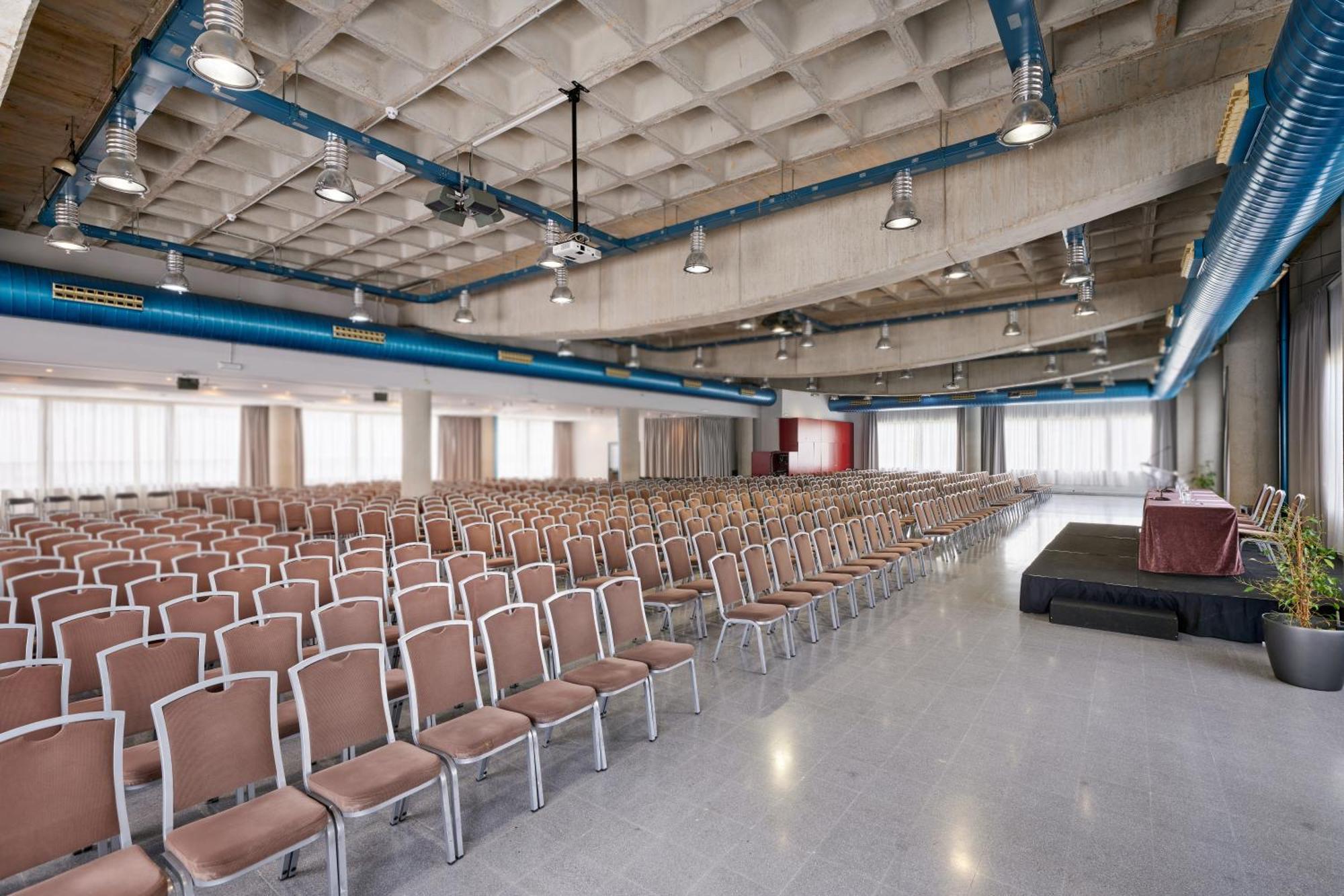 Отель Exe Campus Серданьола-дель-Вальес Экстерьер фото
