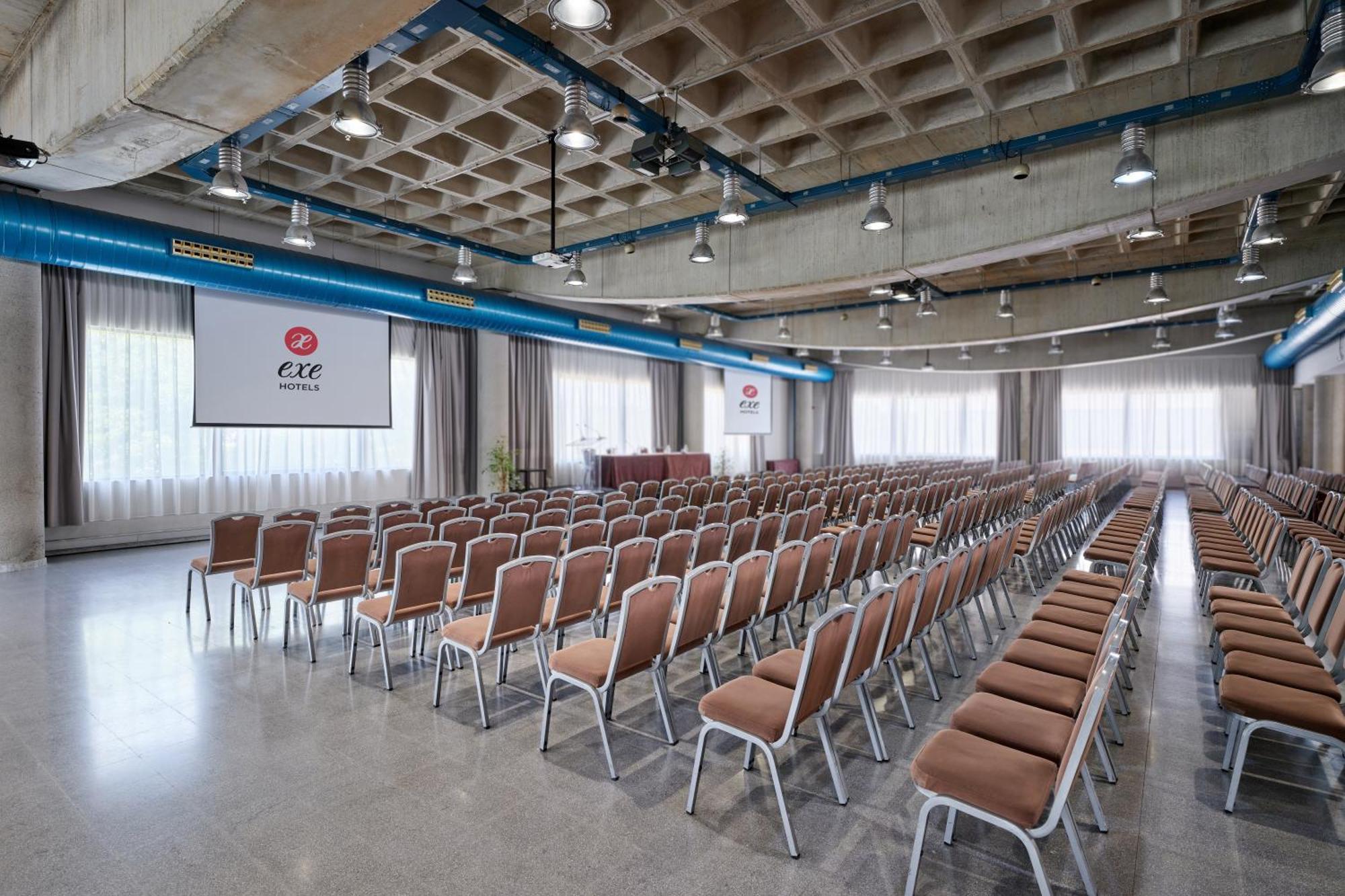 Отель Exe Campus Серданьола-дель-Вальес Экстерьер фото